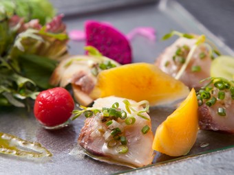 漁港で朝一に仕入れた新鮮な『魚料理』