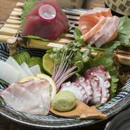 新選な沖縄産をはじめ、日替わりで全国各地から仕入れた旬の魚介。新鮮ならではのコリッとした食感やとろけるような旨みを堪能できます。