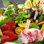 。毎朝料理長が市場で自らの目で納得した魚を厳選して、仕入れを行っています。日によっては沖縄県産のレアな鮮魚に出会えることもありますよ！