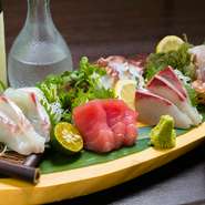 毎日の旬のこだわりの魚5種をお造りにしました。毎朝料理長が市場で自らの目で納得した魚を厳選して、仕入れを行っています。日によっては沖縄県産のレアな鮮魚に出会えることもありますよ！