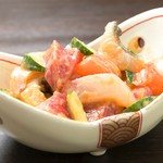 外国産が多い中、当店では沖縄県産の大きなものだけを仕入れております。定番ながらも１ランク上のグルクンをお楽しみ下さい