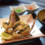 当店では沖縄県産の大きなものだけを仕入れております。定番ながらも１ランク上のグルクンをお楽しみ下さい。 
980円～2000円前後。季節大きさにより変動。店頭にてご確認ください。