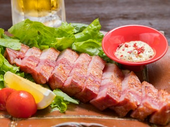 あぐーベーコンの厚切り炙り焼き