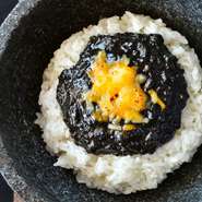 県産のイカスミ、泡盛、黒糖を使った、沖縄にこだわって作った黒カレー！