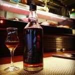 石垣島の銘酒「八重泉」の樽酒の原酒。ブランデーのような華やかな香りと口当たり。甘めなので〆に1杯がオススメ。ストレートでどうぞ。「2016年、一番衝撃を受けた酒」by店長