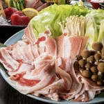 「琉香豚」のしゃぶしゃぶと、えん沖縄自慢の県産食材をふんだんに使ったお料理が楽しめるコースです。