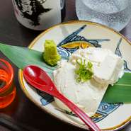 豆乳をベースに濃厚な味覚に仕上たチーズ豆腐は、お客様からも好評です。わさび醤油をつけてお召し上がりください。日本酒や焼酎、ビールなどどんなお酒とも相性バッチリです。
