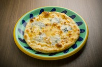 三大ブルーチーズの一つでもあるゴルゴンゾーラにはちみつを合わせた看板メニュー。ピッツァの生地は粉から厳選し、本場イタリアで10年の経験がある職人が作っています。もっちりとした食感が魅力。