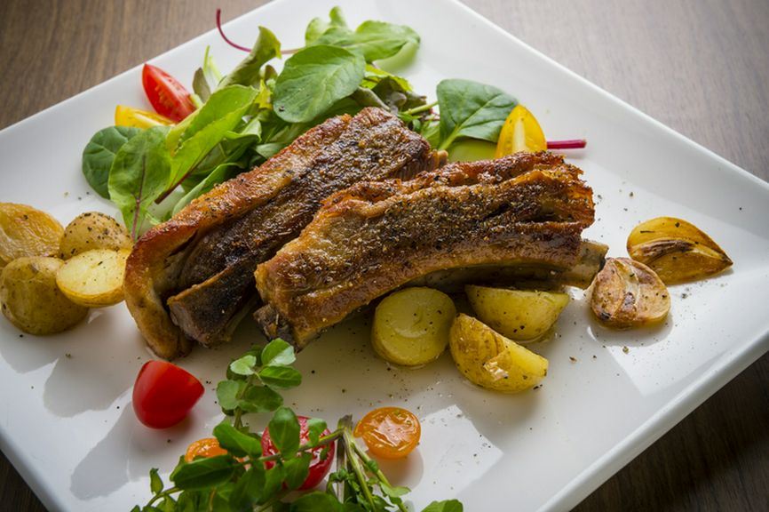 シンプルな味付けと丁寧な仕込みが魅力の『スペアリブ 黒胡椒風味(2本)』