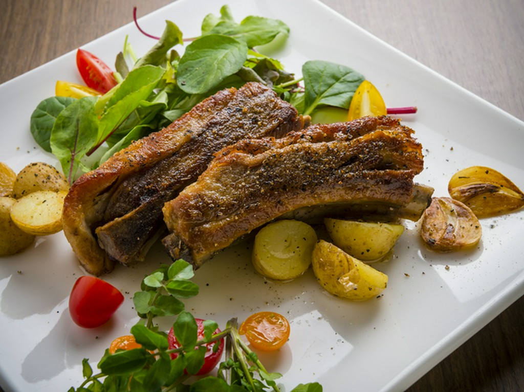 シンプルな味付けと丁寧な仕込みが魅力の『スペアリブ　黒胡椒風味（2本）』