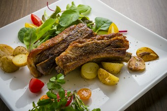 シンプルな味付けと丁寧な仕込みが魅力の『スペアリブ　黒胡椒風味（2本）』