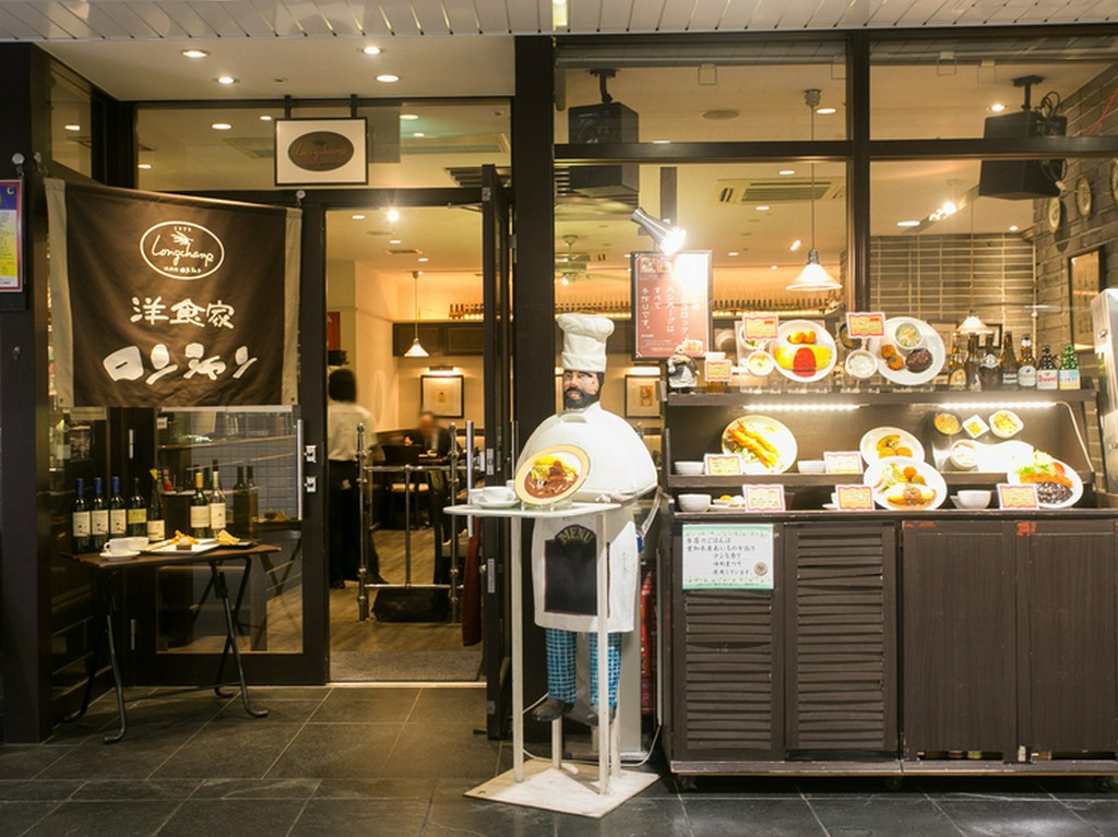 明るい店内でおしゃべり。みんな大好きな洋食メニューで女子会