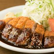 1979年から続く洋食屋が手間暇かけてつくる名古屋名物の『味噌かつ』。豚肉は、しっかりとした歯ごたえと甘い脂身が特徴の「鹿児島県産黒豚」を使用。シェフの真心たっぷりのトンカツは絶品です。