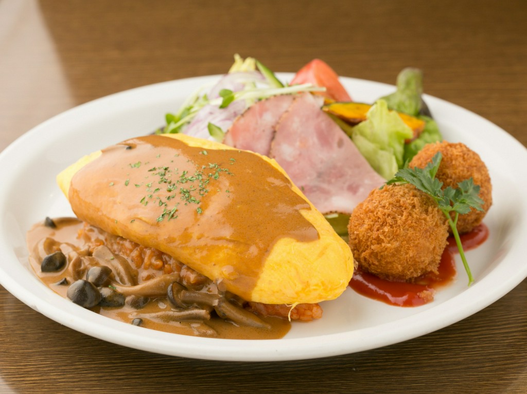 ふんわりとろける卵が幸せを運ぶ『カニコロ付き　とろとろオムライスセット』