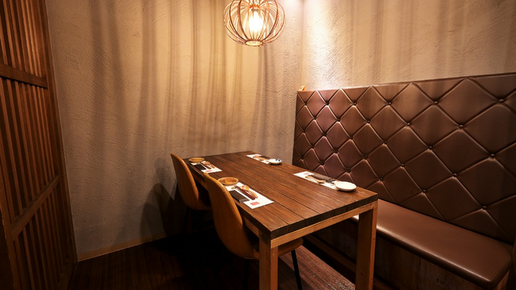 円形のカウンターやプライベートな空間は、ビジネスシーンに最適