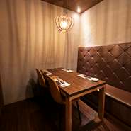 人数に合わせて仕切ることができる、格子で目隠しされた半個室のテーブル席。カウンターではライブ感を味わいながら極上の肉に舌鼓。大切な人をもてなす接待や会食に、落ち着いた空間でゆっくりと会話を楽しめます。