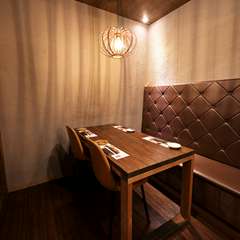 円形のカウンターやプライベートな空間は、ビジネスシーンに最適