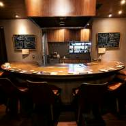 半円形のカーブが特徴の鉄板カウンター。目の前で繰り広げられる熟練したシェフのパフォーマンス。こだわりの演出と至極の料理は特別な日の食事にぴったりです。心に残るひとときを、大切な人と過ごしてはいかが。
