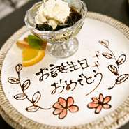 素材の味を最大限に引き出し、焼き加減にも細心の注意が払われる鉄板焼き。それに合わせて提供されるワインやウイスキーは、料理との調和を考えたセレクションが揃っており、食事を一層引き立てます。