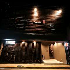 街の喧騒を離れた特別な空間は、癒しを求める大人が集う隠れ家