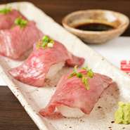 厳選されたA5ランク黒毛和牛を使用。イチボの表面を軽く炙って旨みを閉じ込めた和牛のおいしさは絶妙です。鹿児島直送の甘口醤油と山葵の香りが、濃厚な和牛の旨みをより引き立てます。
※一皿2貫