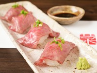 A5ランク黒毛和牛の脂が口の中でとろけていく『数量限定・A5ランク黒毛和牛特選炙り寿司』