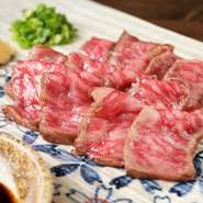 表面を香ばしく焼き上げることで、芳醇な香りを引き立て、中はしっとりとしたレアの状態に仕上げられています。一口ごとに広がる豊かな風味と、口の中でほどけるような柔らかさが特徴です。