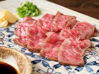 表面を香ばしく焼き上げることで、芳醇な香りを引き立て、中はしっとりとしたレアの状態に仕上げられています。一口ごとに広がる豊かな風味と、口の中でほどけるような柔らかさが特徴です。