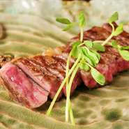 目の前の鉄板で焼かれるステーキと野菜。芳しい香りと繊細な焼技でやわらかくジューシーな味わいを楽しめます。サーロイン、ヒレ、希少部位のシャトーブリアン、この3種類から好みの部位を選び、分量をオーダー。