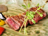 目の前の鉄板で焼かれるステーキと野菜。芳しい香りと繊細な焼技でやわらかくジューシーな味わいを楽しめます。サーロイン、ヒレ、希少部位のシャトーブリアン、この3種類から好みの部位を選び、分量をオーダー。