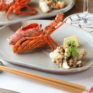 シャトーブリアンをメインに、鮑やロブスターなどの豪華な海の幸も使われます。一品一品に込められた、繊細な技術と深い味わい。最後は華やかなデザートプレートが登場し、幸せな余韻を残します。