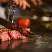 上質なA5ランク黒毛和牛を鉄板で。ライブパフォーマンスとともに満喫できます。