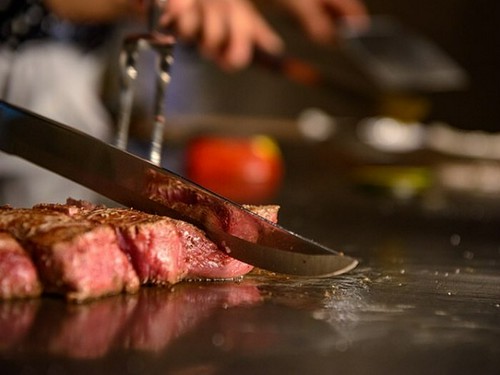 香り、音、パフォーマンス。五感で味わう鉄板メニュー