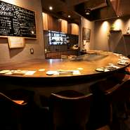 シェフと会話を楽しみながら、焼きたてのA5ランク黒毛和牛や新鮮な野菜を堪能できます。