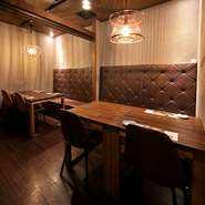 程よく仕切られた半個室は、家族での食事や接待にも最適。貸切もOKです。