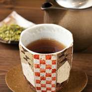 「ステーキハウスなのに、お茶屋さんの香りが…？」コースの最後は緑茶を目の前で焙じた香ばしいお茶で。