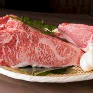 「サーロイン」、「ヒレ」、数量限定の「シャトーブリアン」など選りすぐりのA5ランク黒毛和牛。産地にはこだわらず上質な素材のみ仕入れています。鉄板で焼くことで凝縮された肉の旨み、奥深い味わいを楽しめます。