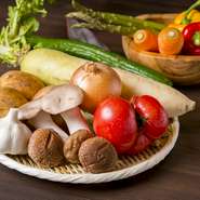 顔なじみの農家から無農薬、減農薬の有機野菜など新鮮な野菜を仕入れています。またお米は三重県菰野町産の減農薬コシヒカリ。季節の野菜を中心に、身体にやさしく素材本来のおいしさを存分に味わっていただけます。