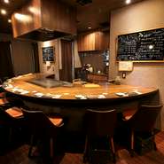 一人一人に心を込めたおもてなしを提供しています。目の前で焼き上げる料理の香りと音で、特別なひとときを演出。おいしい料理を温かい笑顔で届け、この瞬間がさらに思い出深いものになるように努めています。