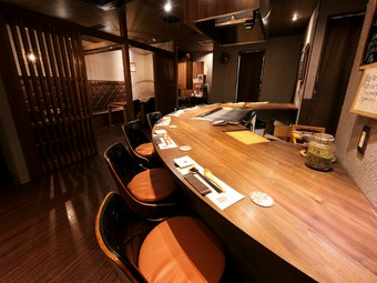 カジュアルに楽しむ大人の鉄板焼。気軽に過ごせる二人の時間