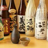 店主は日本酒が大好きです。そして蔵元とも親交が深く。何度も蔵まで足を運んでおります。その中で選んだ日本酒を取り揃えております。希少でメニューに載せていない季節のお酒もございます。お楽しみください。