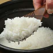 使用している釜は愛知県の常滑焼。炊きたてのご飯に八丁味噌のみそ汁を添えて出してくれます。食べるペースを見ながら一組ずつ炊きます。