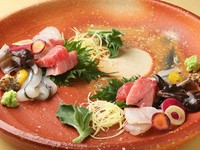 可能な限り、地元で獲れた天然の魚を使っています。細部にもこだわりがあり、ツマも季節の野菜から。ワサビも生山葵をすりおろす徹底ぶりです。