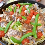 地元食材中心に季節の食材を使ったコースです。
前菜、煮物椀、お造り、焼物(揚物)、酢の物、炊き合わせ、釜炊きご飯、赤だし、デザート、抹茶