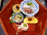 前菜、椀物、お造り、焼物(揚物)、酢の物、炊き合わせ、釜炊きご飯、赤だし、デザート、抹茶
季節の食材をふんだんに使用したコースです。