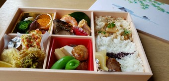 会席弁当(持ち帰り用2200円)