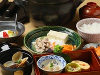 野菜をメインにしたランチメニュー。食材の持ち味を発揮した品々が並び、女性や年配の方も喜ばれております。
前菜、温物、酢の物、メイン、釜炊きご飯、デザート