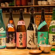 「黒龍」や「越前岬」など福井の地酒中心に、県外酒も豊富にそろっている日本酒。季節毎に異なる味を楽しめるのも魅力のひとつ。板長の手さばきが見えるカウンター席で、1杯1杯愉しむお酒はこの上ない味わいです。