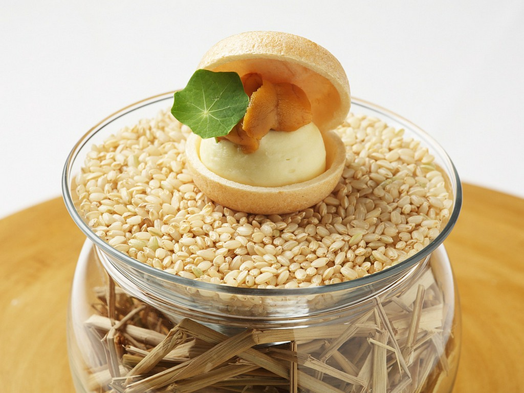 アミューズの逸品『創業150年　種久の最中　カリフラワーのムース　雲丹』