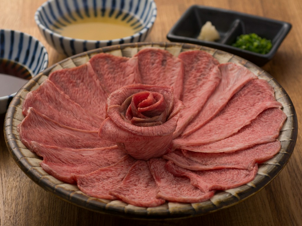 さっとくぐらせ薬味といただく、熟成させた『タンしゃぶ』